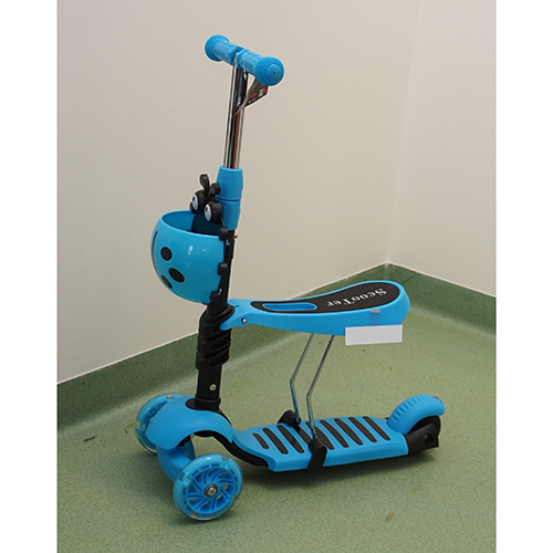 Children's scooter with undersized front wheels and unstable steering tube – risk of falling